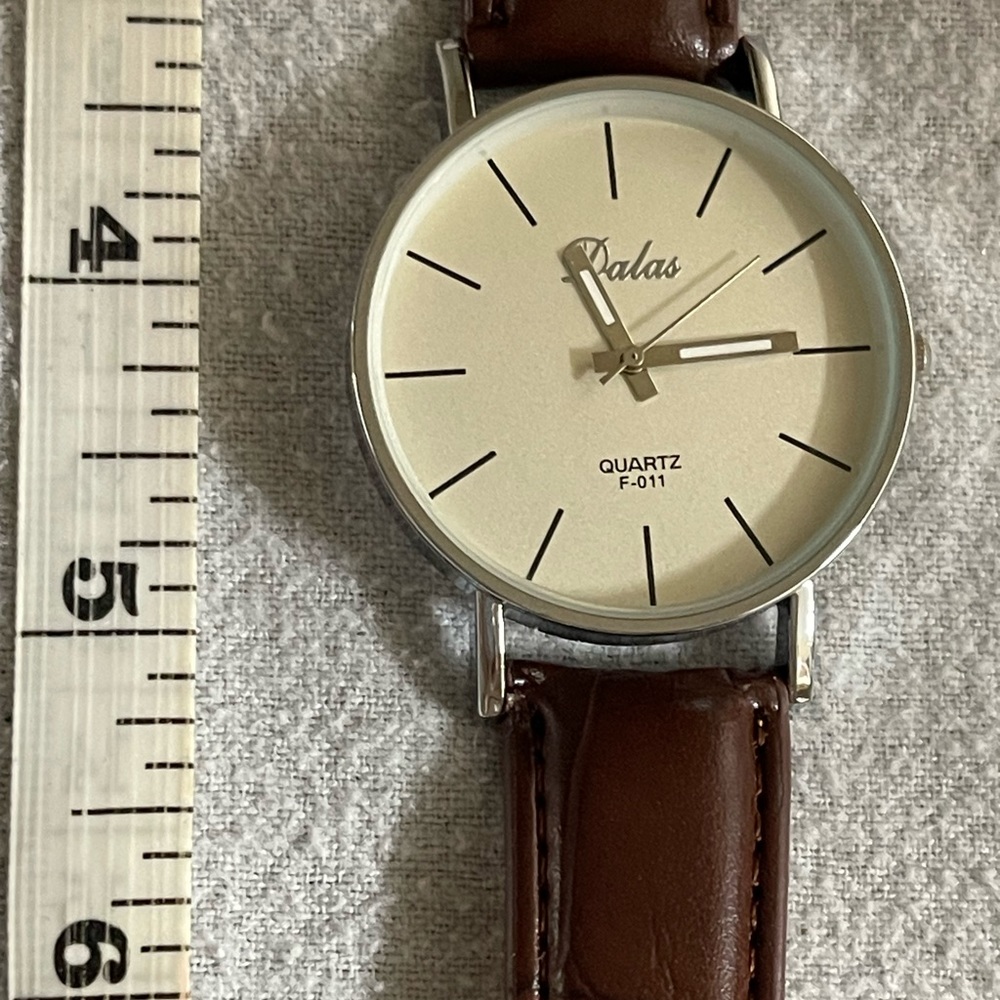 Dalas round face watch